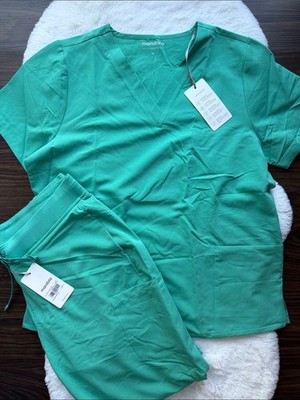 NWT Mandala V-Neck 2 Pocket Top and Reg Cargo Pant Scrub Set in Surgical Green