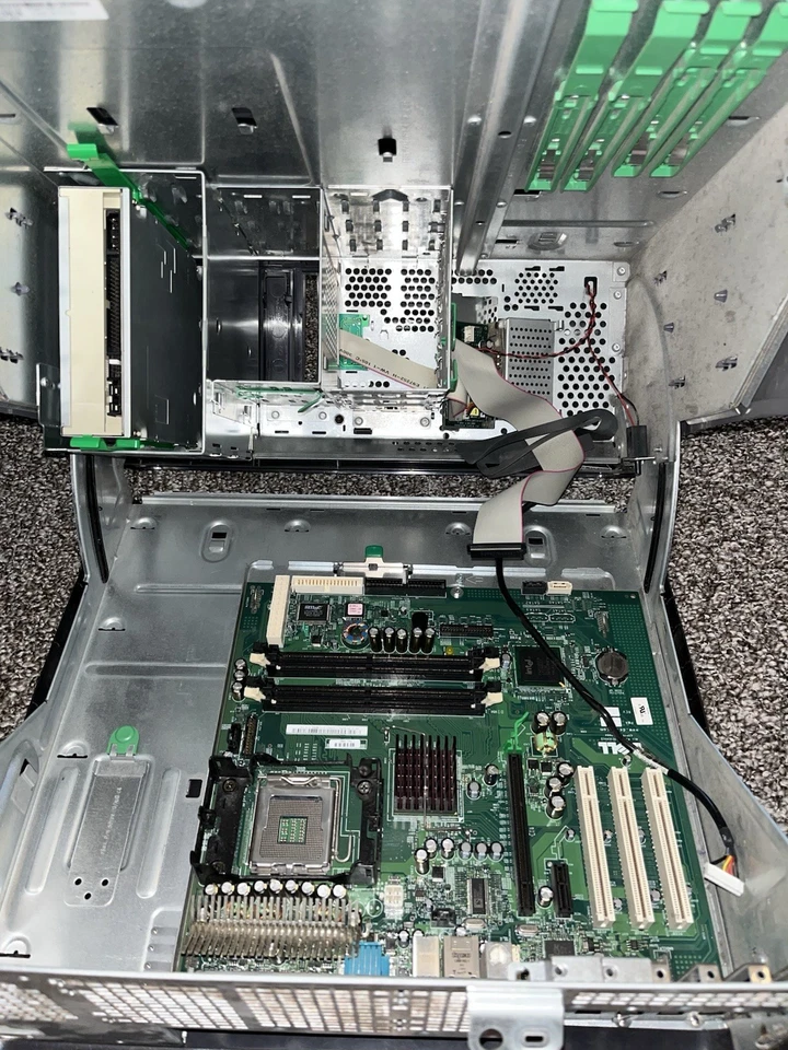 Estuche de PC Dell vintage con placa base Foto 4 de 4