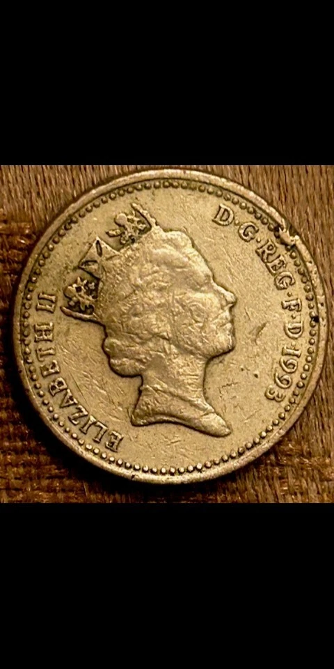 1993 Queen Elizabeth II One Pound coin upside-down rim error - Image 2 of 2