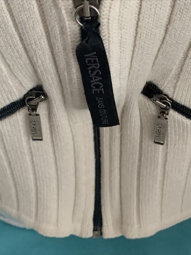 Suéter Versace Jeans Couture con bolsillo, cremallera frontal y borde rojo - Imagen 4 de 11