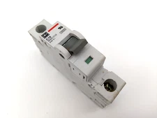 Cutler-Hammer WMS1C10 Circuit Breaker 10 Amp 240 VAC 1 Pole DIN Rail Mount Used