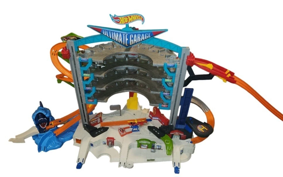 Hot Wheels HW Ultimate Garage Shark Attack Playset Track Set