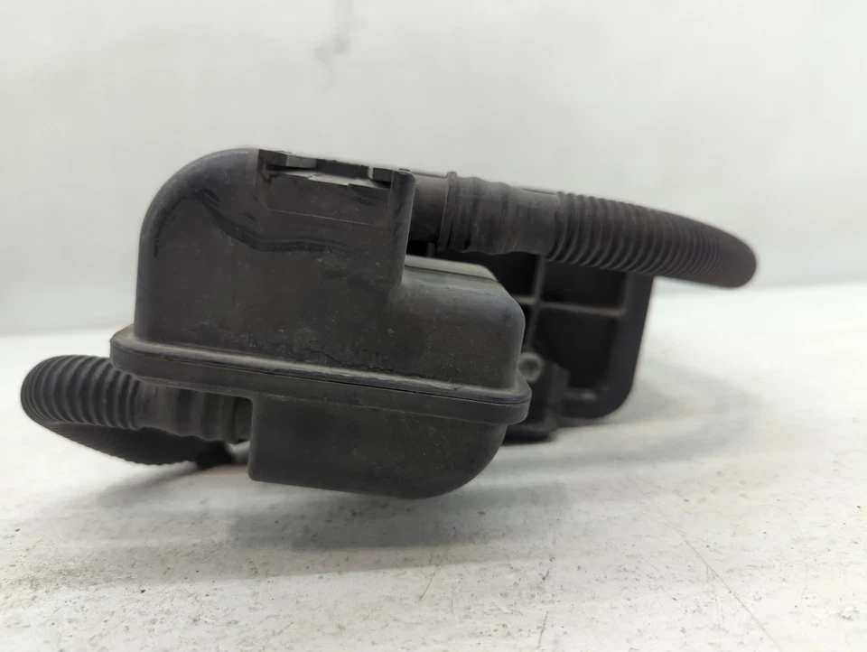 Toyota Corolla 2010 bote de carbón de vapor de combustible CU9VH Foto 2 de 4