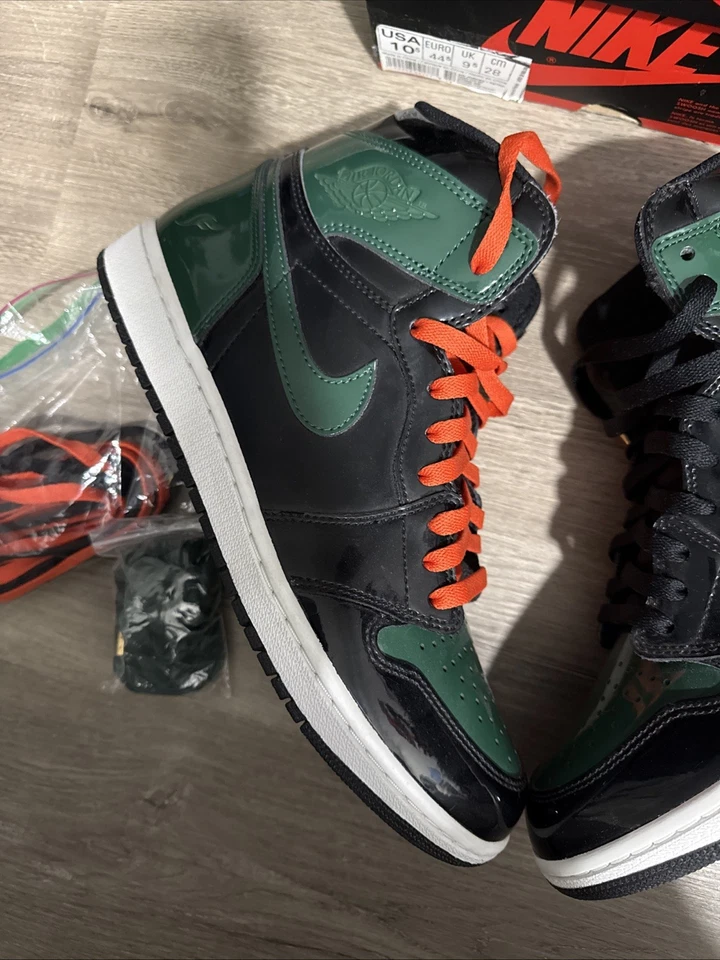 Talla 10.5 - SoleFly x Air Jordan 1 Retro OG Friends & Family High Art Basel Foto 2 de 4