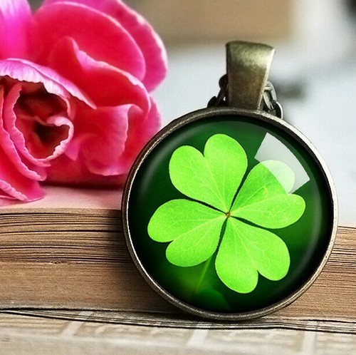 Pendentif Vintage Porte-Bonheur Trèfle à 4 Feuilles – Argenté – Style Rétro