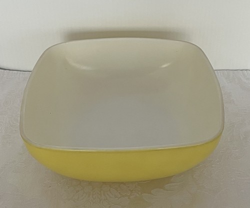Vintage Pyrex Primary Yellow Square 2-1/2 Qt Hostess Bowl Serving Dish 525B-025 - Picture 4 of 7