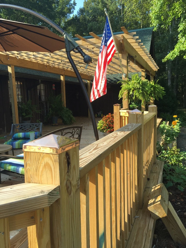 Acabados de tapas de poste de valla piramidal de cobre Std 4x4 (3 5/8" 92 mm) - pátina Foto 4 de 4