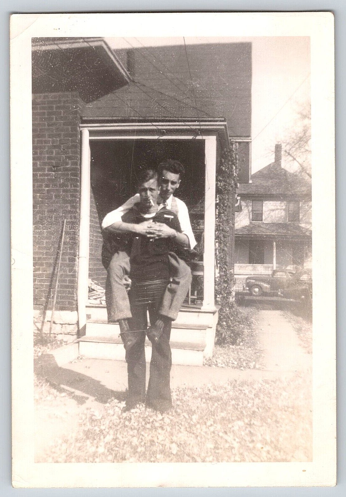 VINTAGE OLD OUTDOOR ANTIQUE PHOTO PICTURE HOME CAR MEN SAILOR BROTHERS SMOKING