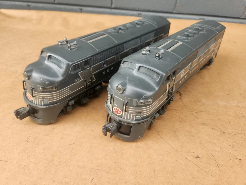 Postwar Lionel 2344 NYC New York F3 A-A Powered Dummy Diesel Switcher Locomotive - Image 4 of 4