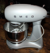 Smeg SMF02 Küchenmaschine 50's Retro-Stil silber Funktioniert
