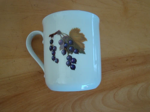 ROYAL WORCESTER EVESHAM FRUIT MUG 1961 MADE IN ENGLAND 