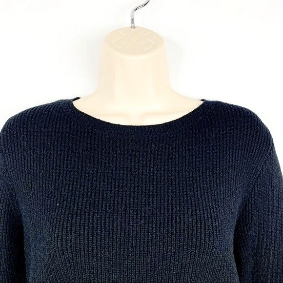 Suéter tejido con cable con dobladillo pluma Felicia negro Lucy Paris talla mediana Foto 3 de 4