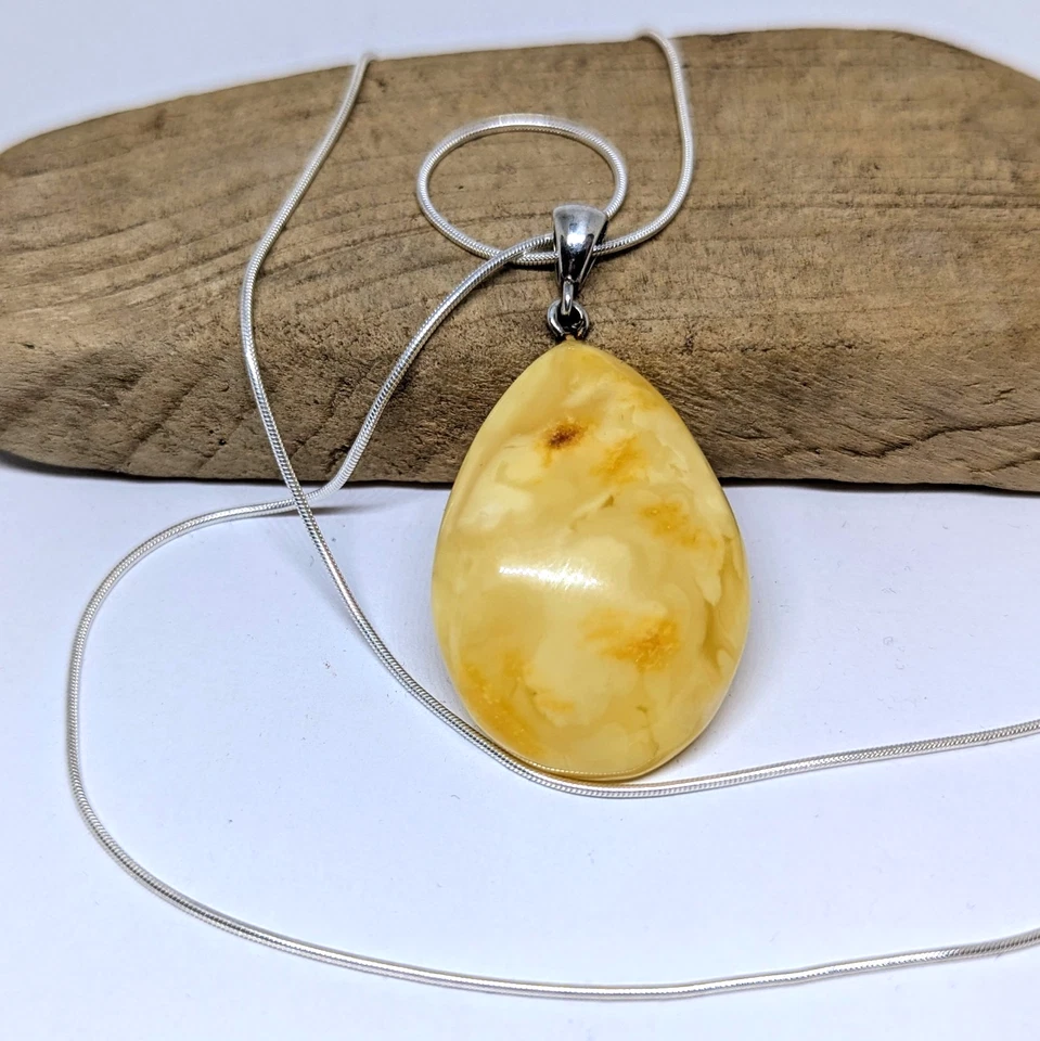 Ciondolo goccia ambra baltica naturale bianca con pera reale catena in... - Immagine 3 di 4