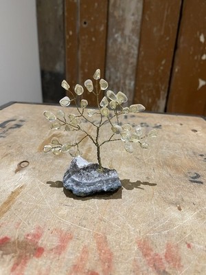 Handgefertigter Edelstein Baum klar Quarz Blätter Amethyst Druse Sockel Wohndeko