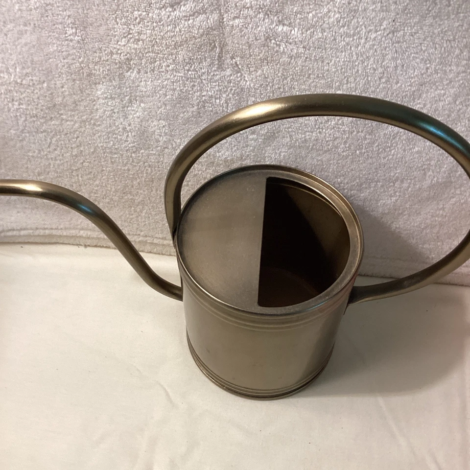 Regador de metal 1 Ltr, acabamento em latão - Hearth & Hand™ com magnólia, bico longo - Imagem 3 de 4