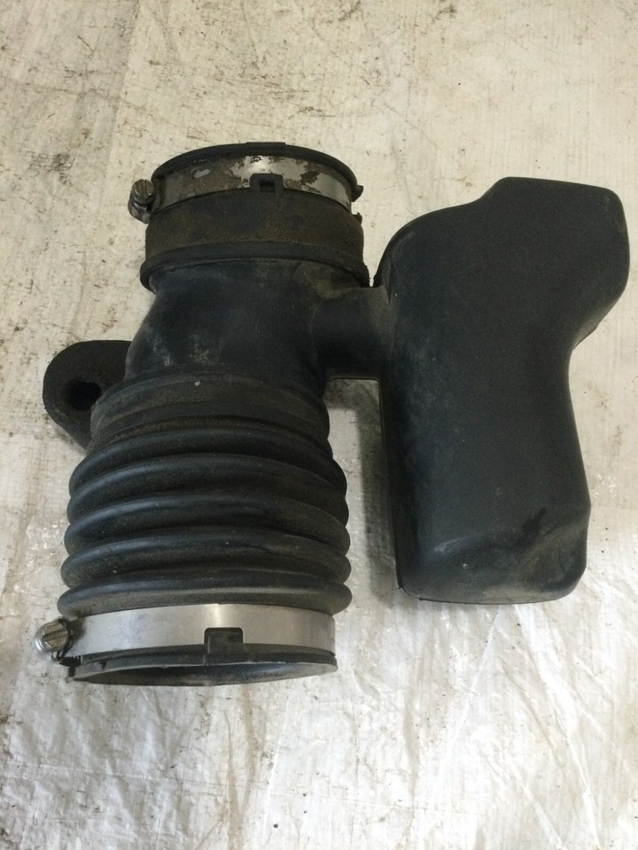 2007-2008 GM Air Cleaner Outlet Duct - OEM #15278630