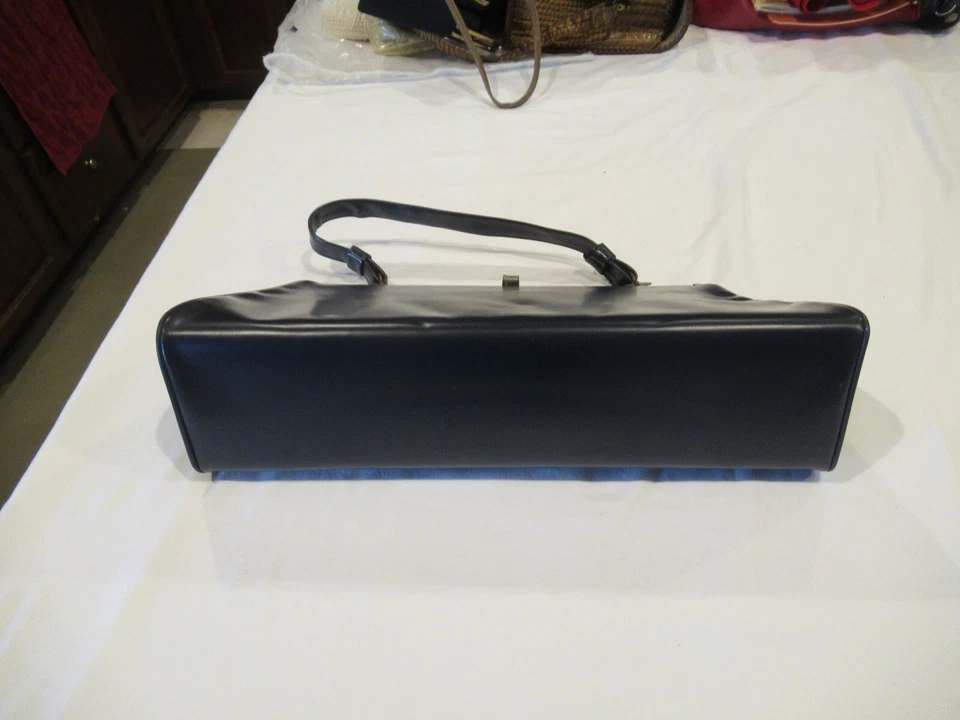 海军蓝乙烯基复古手提包,c. 20 世纪 60 年代,金色“翅膀”上边缘 — 第 3/4 张图片