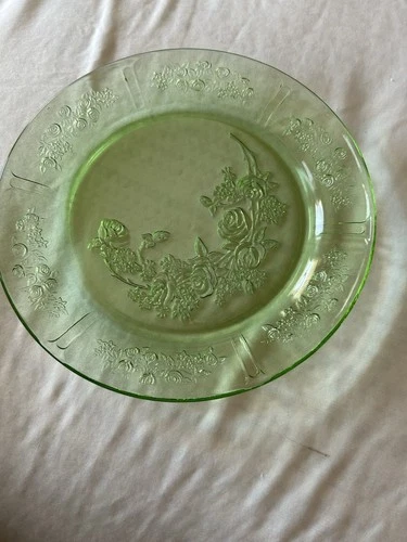 Vintage Federal Glass Plate “Sharon” Pattern Depression Green Uranium Glass