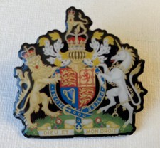 KING CHARLES III ROYAL COAT OF ARMS METAL PIN BADGE