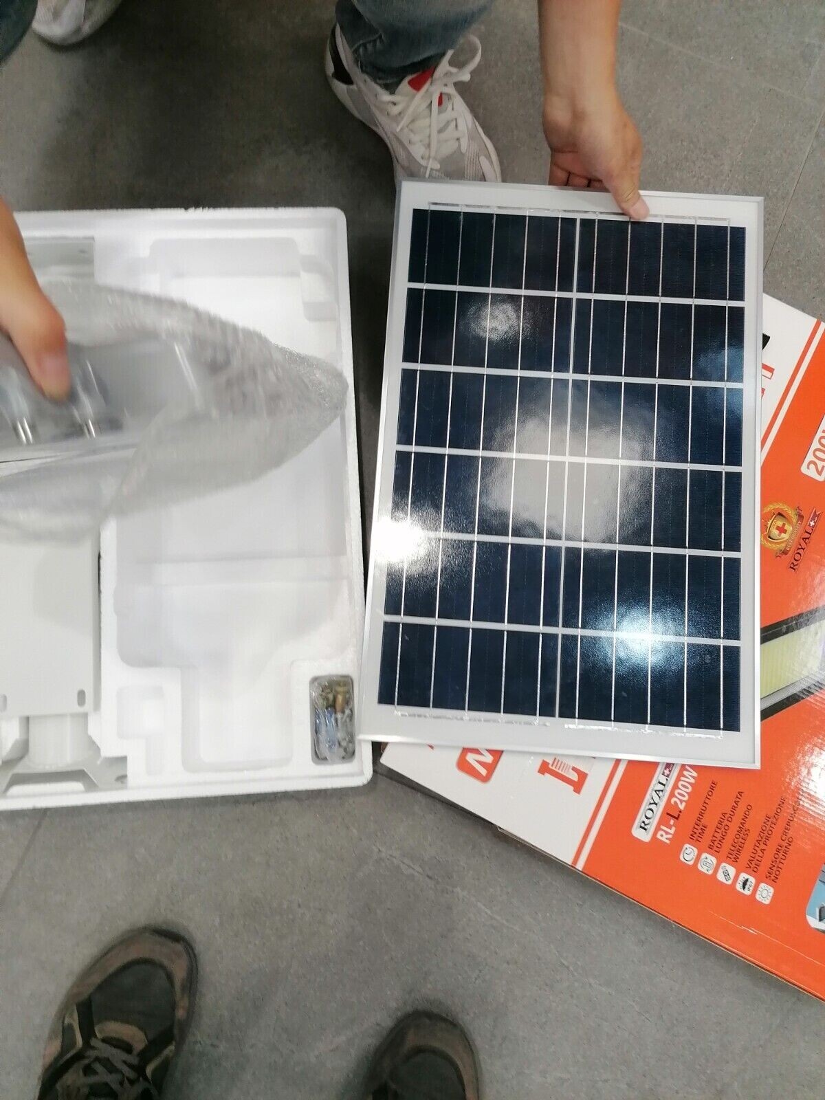 Faro LED Solare 200W Professionale IP65 con Pannello e Telecomando - 4