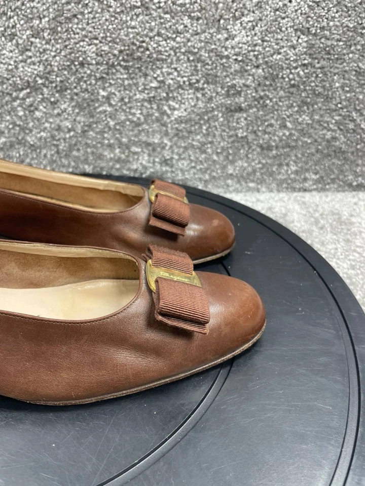 Salvatore Ferragamo Tacones Mujer Talla 8.5 B Vara Arco Bomba Cuero Marrón Bloque Foto 2 de 4