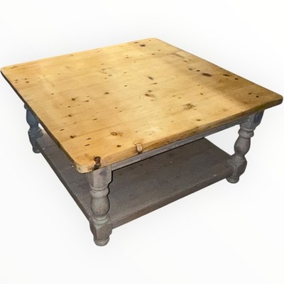 Couchtisch Vintage rustikal massiv Kiefer quadratisch grau Fuß untere Ablage