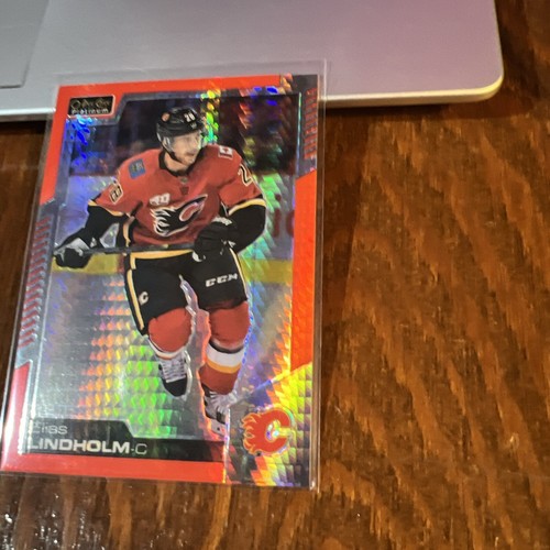 Elias Lindholm 2020-21 O-Pee-Chee Platinum Red Prism #89 Calgary Flames /199 - Picture 2 of 7