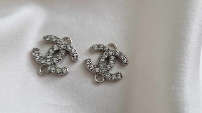 SET BESTEHEND AUS ZWEI CHANEL CC KLEINEN FLACHEN KNÖPFEN SILBER STECKER CHARM MIT KRISTALLEN