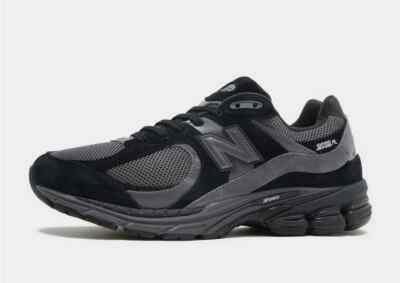 New Balance 2002R Herrenschuhe in Schwarz und Dunkelgrau UK 9,5