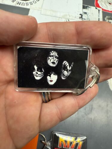 Konvolut Kiss Merch 2 Schlüsselanhänger und Koozie Dosenkühler 96 97 2000 Farewell Alive - Bild 3 von 8