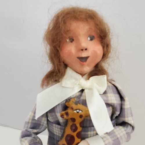 Byers Choice Carolers Girl with Giraffe 2006 - Picture 5 of 16