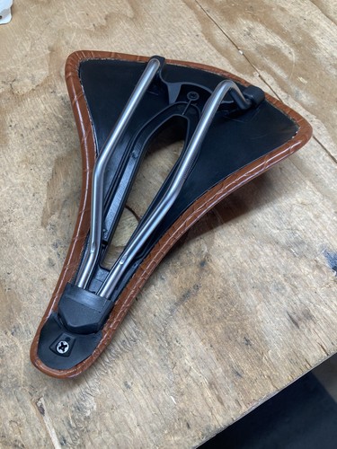 Brown leather saddle 155 road gravel mountain bike seat cutout short power stub - Picture 8 of 11