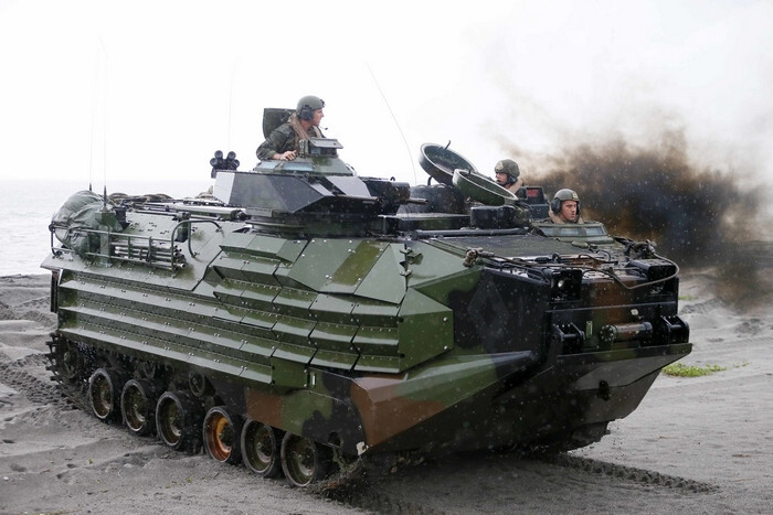 135 AAVC-7C1 Assault Amphibian Vehicle Command AFV Club 35S70 Plastic Model kit - Thumbnail 11