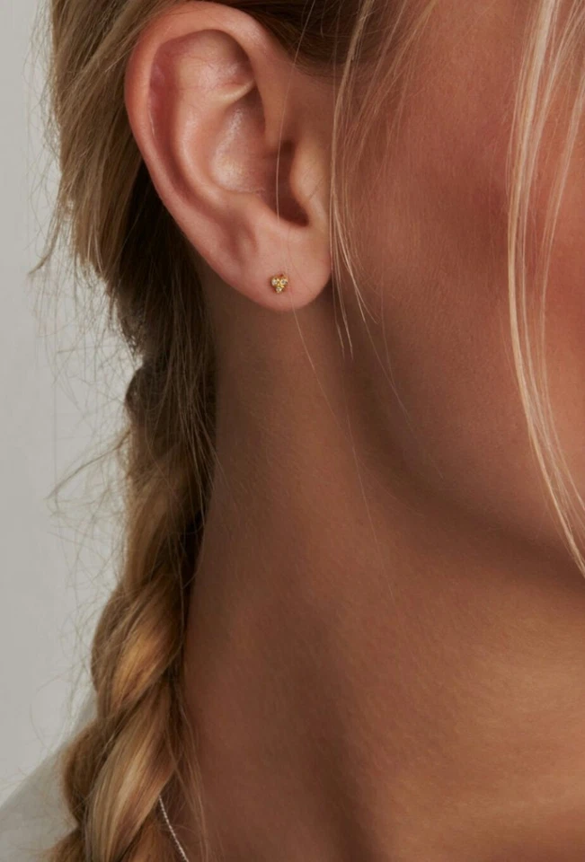 Joyería piercing de diamantes de oro amarillo de 14K todos los días nariz simple tres tachuelas de piedra. Foto 2 de 4