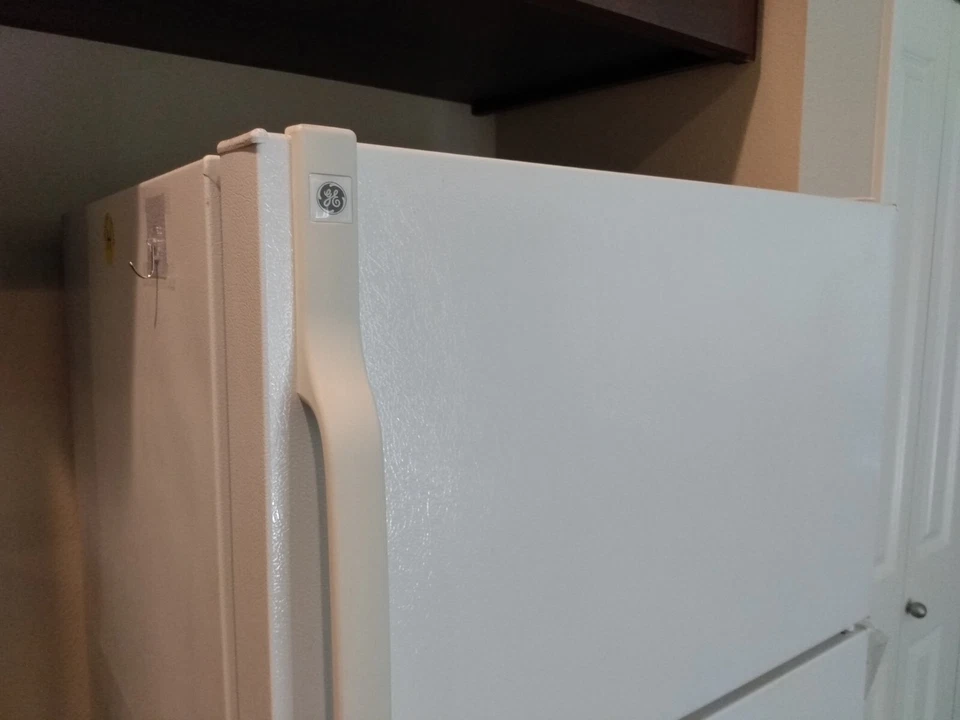 Холодильник с верхней морозильной камерой GE — белый — 16,6 куб. Футы - Изображение 3 из 3