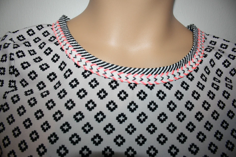 Blusa feminina MOA MOA preta/rosa acinzentada estampada manga curta pequena P  - Imagem 2 de 3