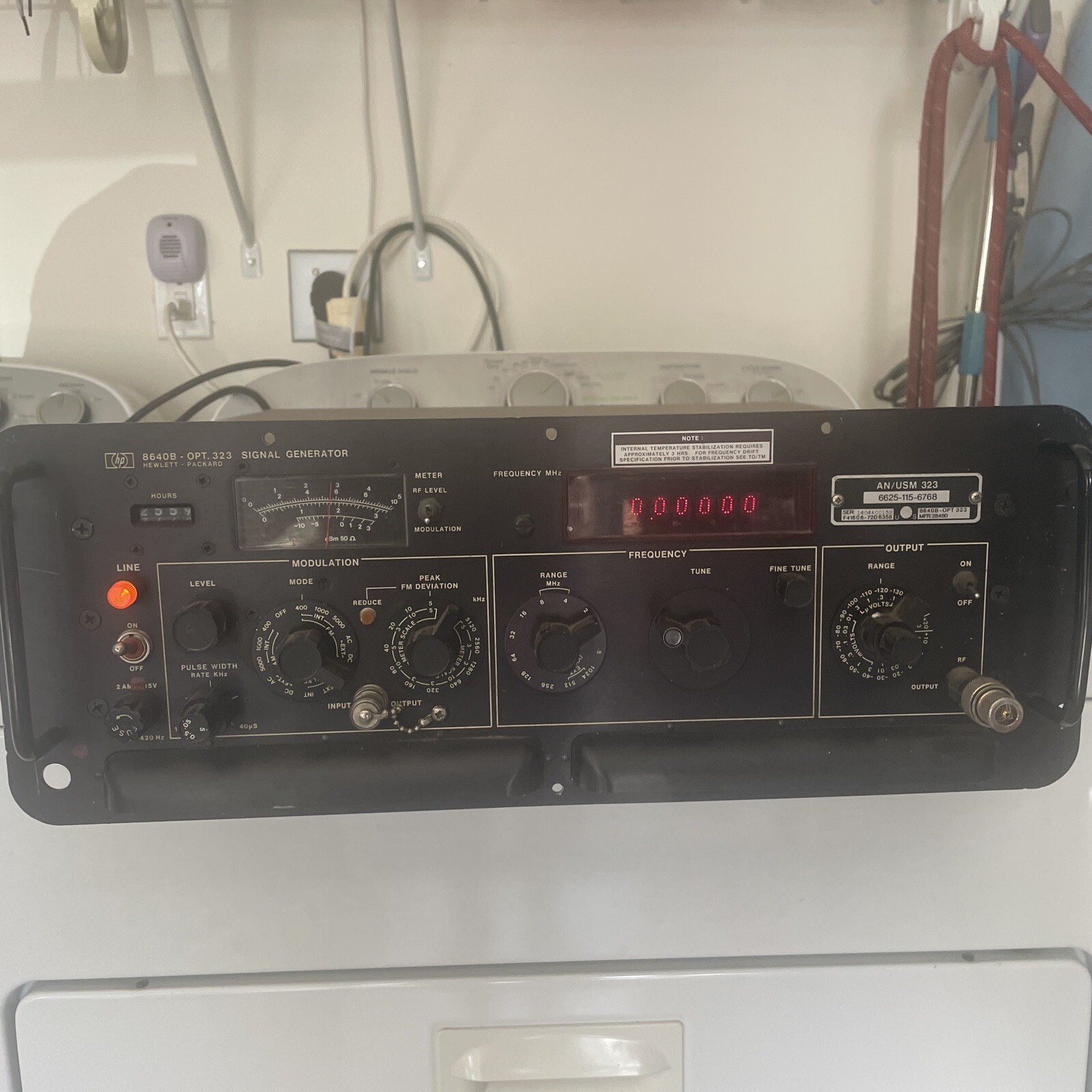 HP 8640B Signal Generator opt 323 eBay