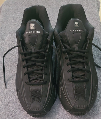 KLEIDUNG : 1 schwarze NIKE  SHOX  -  Gr. 49,5 