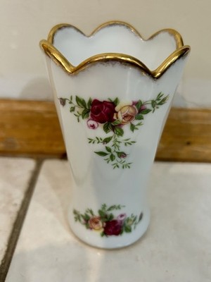 Royal Albert Ltd. Old Country Roses Bone China Mini Bud 4 1/2'' Vase Vintage 1962