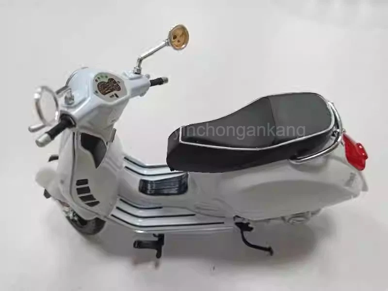 Vespa GTS 300 Super 1:12 Diecast Motorcycle Model WHITE by New Ray 57243 (RARE!) - Image 4 of 4