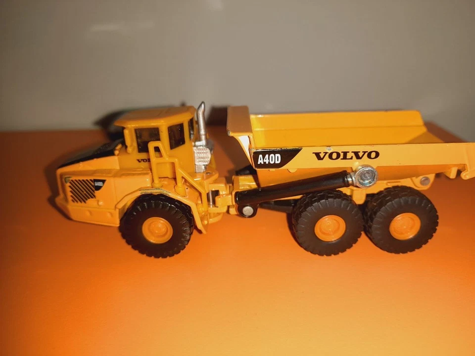 AUTOCARRO CASSONE RIBALTABILE Volvo SIKU SUPER 1:87 DIE CAST MEZZO DA CANTIERE - Immagine 2 di 4