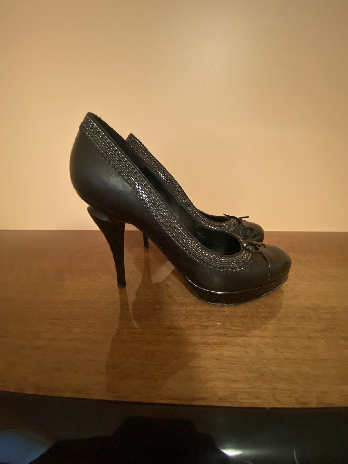 CHANEL Interlocking CC Cap Toe Black Leather Pump… - image 3