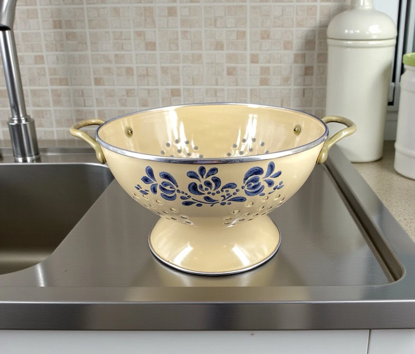 1980s Pfaltzgraff Folk Art Metal Colander Food Strainer Footed Tan Blue Floral
Opens in a new window