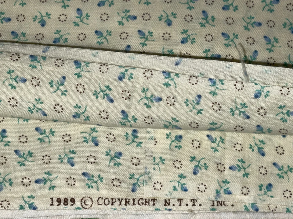 Tela de algodón con estampado de rosebuds azules pequeños 1989 vintage de 1/2+ yarda BTHY por N.T.T. Foto 4 de 4