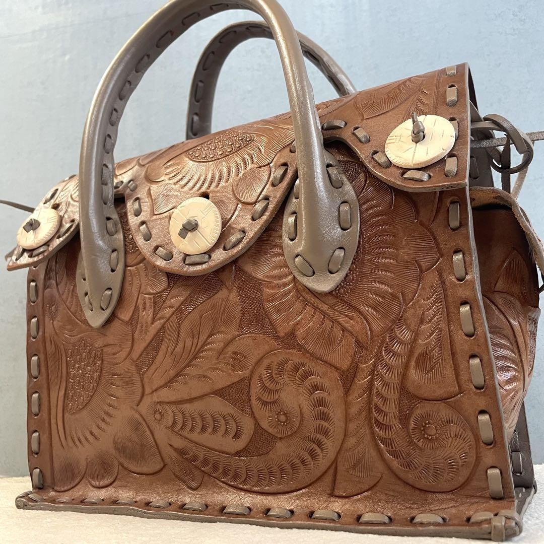 GRACE CONTINENTAL Carving Tribes Maestra Leather Handbag