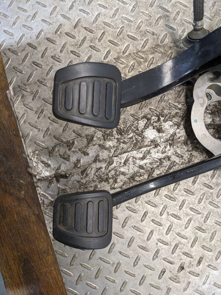 16-22 CHEVROLET CAMARO SS BRAKE & CLUTCH PEDAL ASSEMBLY 23105888 OEM 1172576 - Image 2 of 4