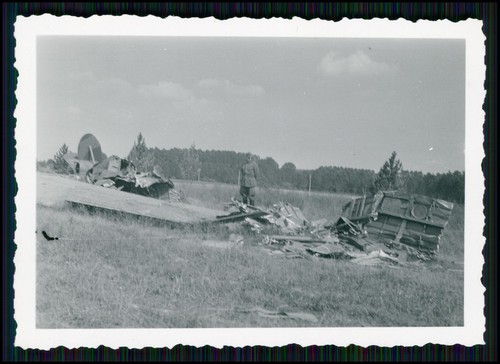 Foto - Flugzeug Aircraft - Bruch - deutscher Soldat am Flugzeug