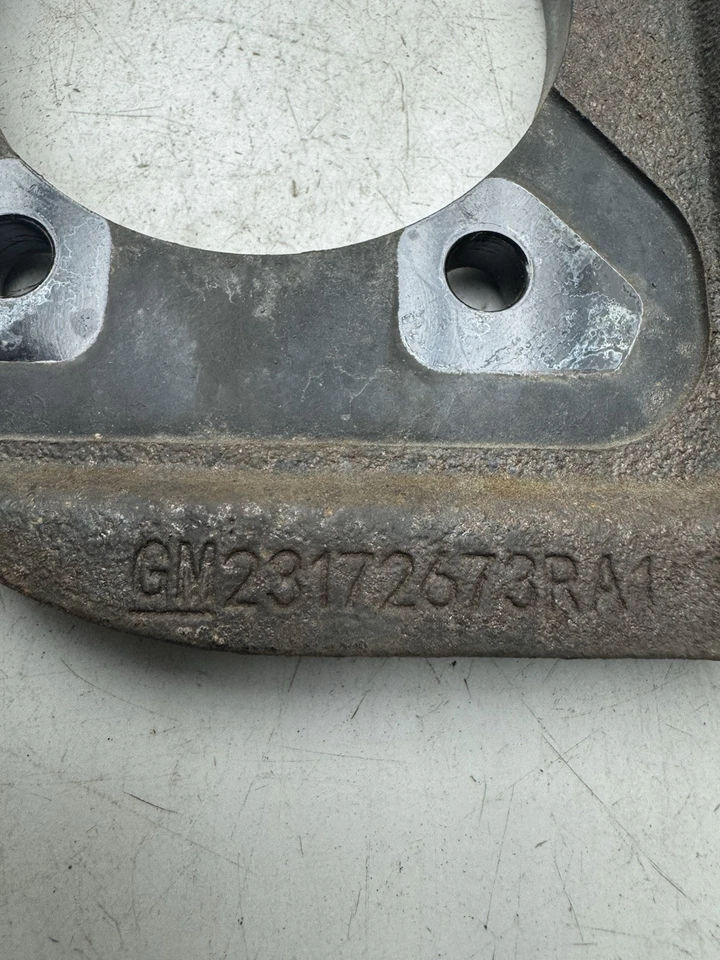 23172673 Soporte de montaje suspensión/freno trasero derecho OEM GM 2014-2016 Cadillac ELR Foto 2 de 4