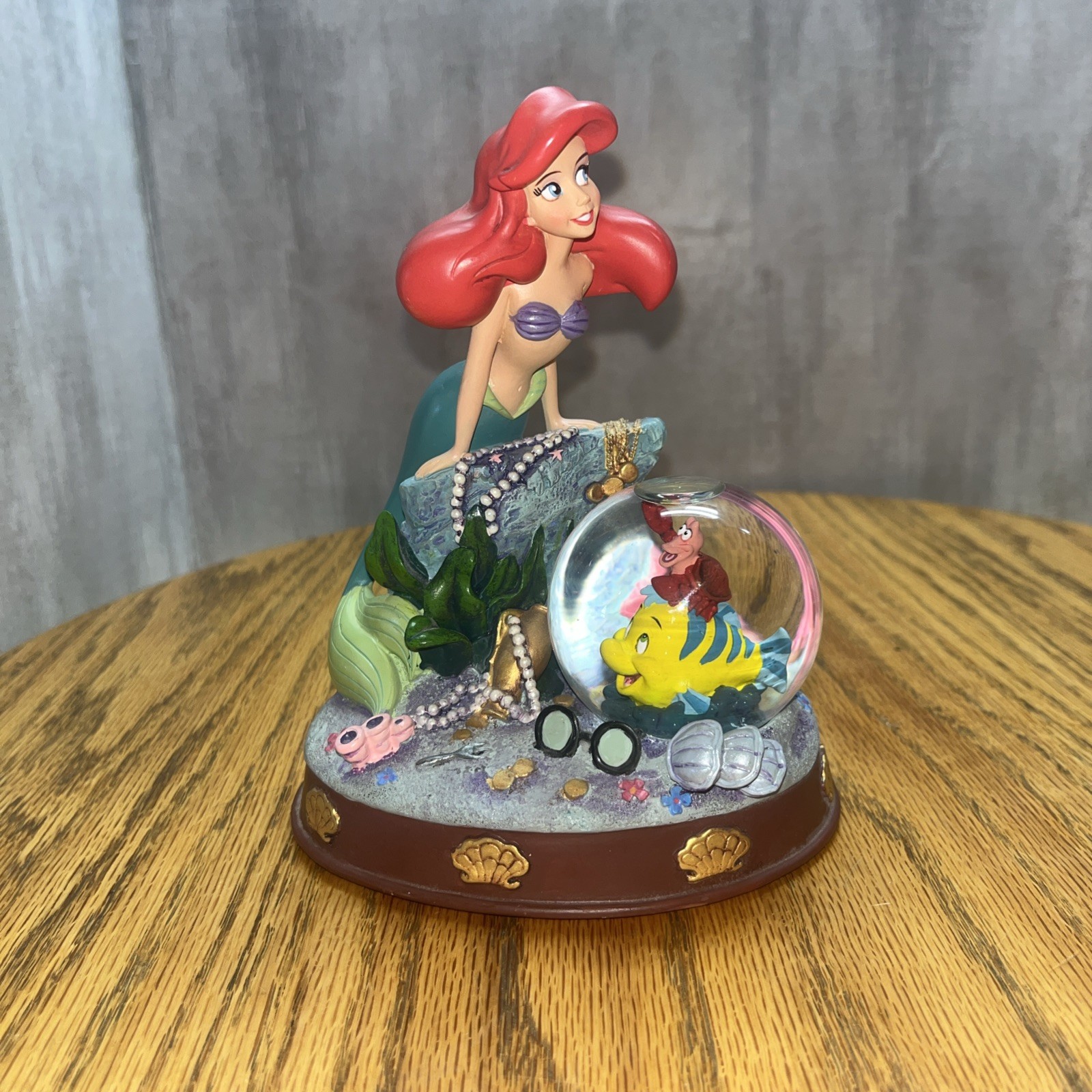 Disney La Sirenita Ariel y Platija Tienda Exclusiva 2009 Gruta Secreta