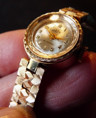 Damen Armbanduhr guillochiert Maty mechanisch vergoldet nummeriert läuft